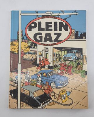 un gros plan sur un livre posé sur une table, avec une voiture en arrière-plan