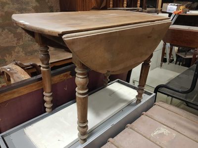 une petite table posée sur une autre table