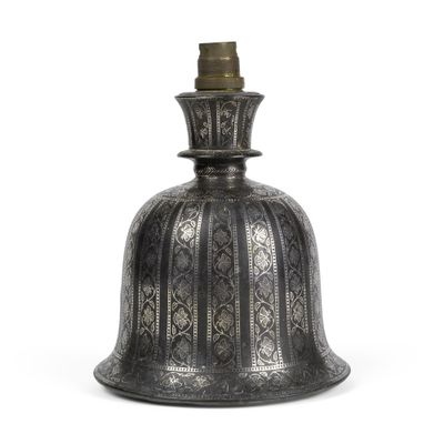 une vieille cloche en métal sur fond blanc, avec un fond blanc