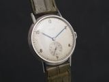 gros plan d'une montre-bracelet avec un bracelet en cuir marron