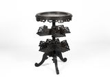 une table noire sur laquelle est posé un plateau