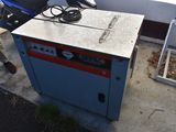 un homme debout à côté d'une machine posée au sol