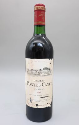 gros plan d'une bouteille de vin sur une table