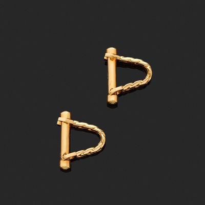 une paire de boucles d'oreilles plaquées or au motif torsadé