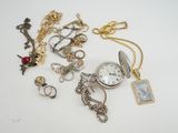 de nombreux types de bijoux sur la table
