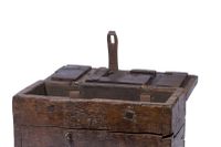 Coffre rectangulaire monoxyle en bois naturel, fermant par u… (photo 3)