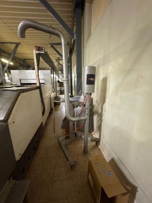 une pièce remplie de cartons et d'un chauffe-eau