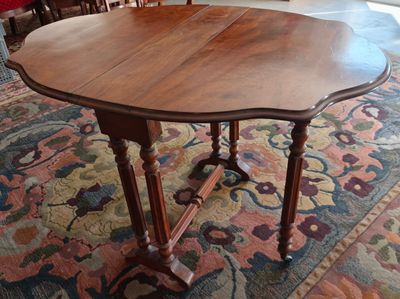 une table en bois avec un motif floral, posée à même le sol