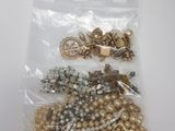 un sac contenant des perles et d'autres bijoux posé sur une table