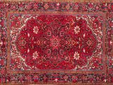 un tapis persan ancien aux couleurs rouges et bleues
