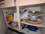 un saladier et une casserole posés sur une étagère dans une cuisine