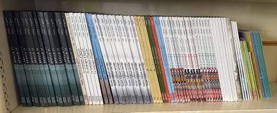 une étagère avec de nombreux livres
