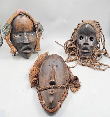 135 / GK / Lot de trois masques en bois et corde ht 25…