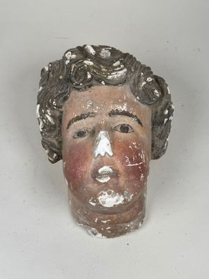 une tête d'homme en argile aux cheveux bouclés
