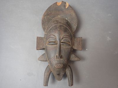 Masque africain, Sénégal? Bois léger patiné.