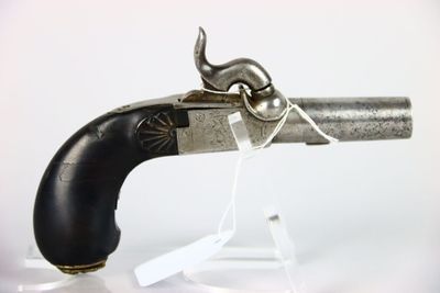 une arme à feu exposée sur une table