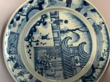 une assiette bleue et blanche avec l'image d'un oiseau dessus
