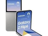 Deux téléphones Samsung Z Flip sont placés l'un à côté de l'autre sur un fond blanc