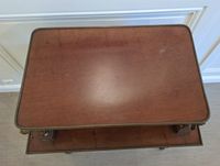 TABLE A THE en placage d'acajou, le plateau supérieur ceintu… (photo 4)