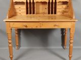 un bureau en bois avec des tiroirs et un tiroir en dessous