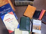 Plusieurs livres sont posés sur une table à côté d'un portefeuille