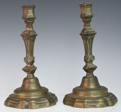 paire de chandeliers anciens en laiton sur fond blanc
