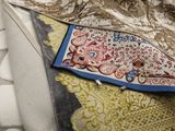 un tas de tissu posé sur une table dans un magasin