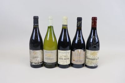 six bouteilles de vin sont alignées sur une surface blanche