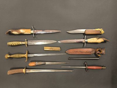 de nombreux types de couteaux exposés sur une table