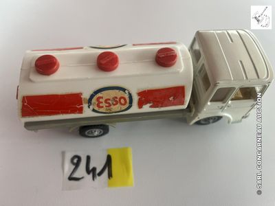 un camion jouet posé sur une table