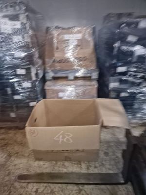 une boîte posée sur une palette dans un entrepôt
