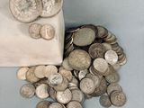 un sac rempli de pièces de monnaie posé sur une table