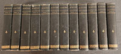 six vieux livres sont alignés en rangées sur une table