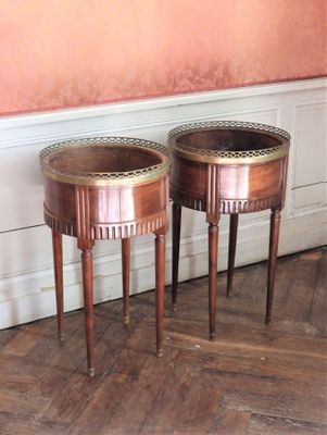 deux tables d'appoint posées sur un parquet