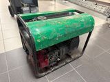 une machine verte posée par terre