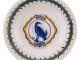 une assiette sur laquelle est représenté un oiseau bleu sur fond blanc