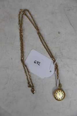 un collier en or orné d'une montre et muni d'une étiquette de prix