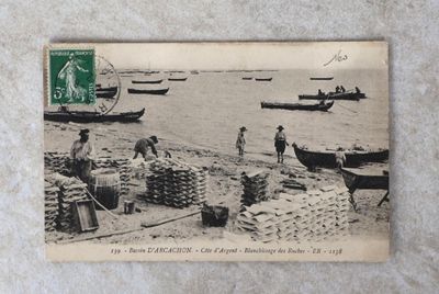 une carte postale avec une photo en noir et blanc de personnes sur la plage