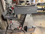 une machine posée sur une palette dans un entrepôt