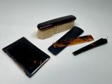 trois brosses à cheveux et un peigne posés sur une table