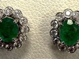 une image d'une paire de boucles d'oreilles en émeraude et diamant
