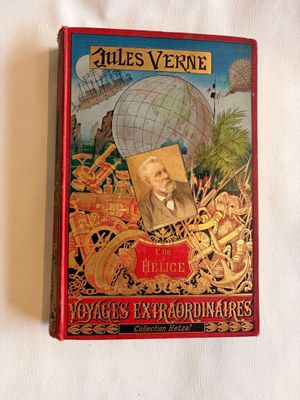 un vieux livre sur lequel figure l'image d'un homme dans un globe terrestre