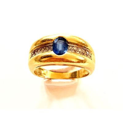 une image représentant une bague en or sertie d'un saphir et de diamants