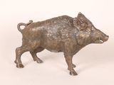 figurine en bronze représentant un sanglier sur fond blanc