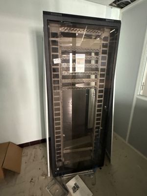 une image représentant une pièce avec une porte vitrée et un étagère métallique