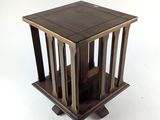 une image représentant une petite table en bois avec un plateau carré
