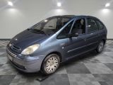 la photo d'une petite voiture bleue garée dans un garage
