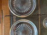 trois assiettes en verre posées sur une table en bois