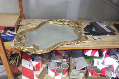 une table surmontée d'un miroir dans une pièce
