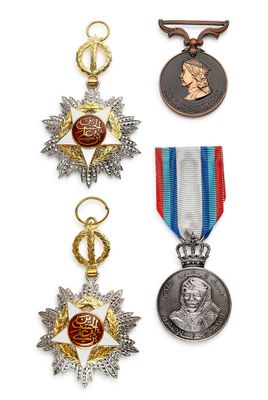 trois médailles et une médaille sur fond blanc